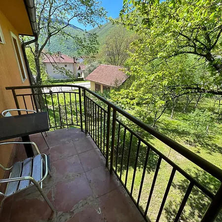 By Expert Vrelo Bosne Villa Vruci